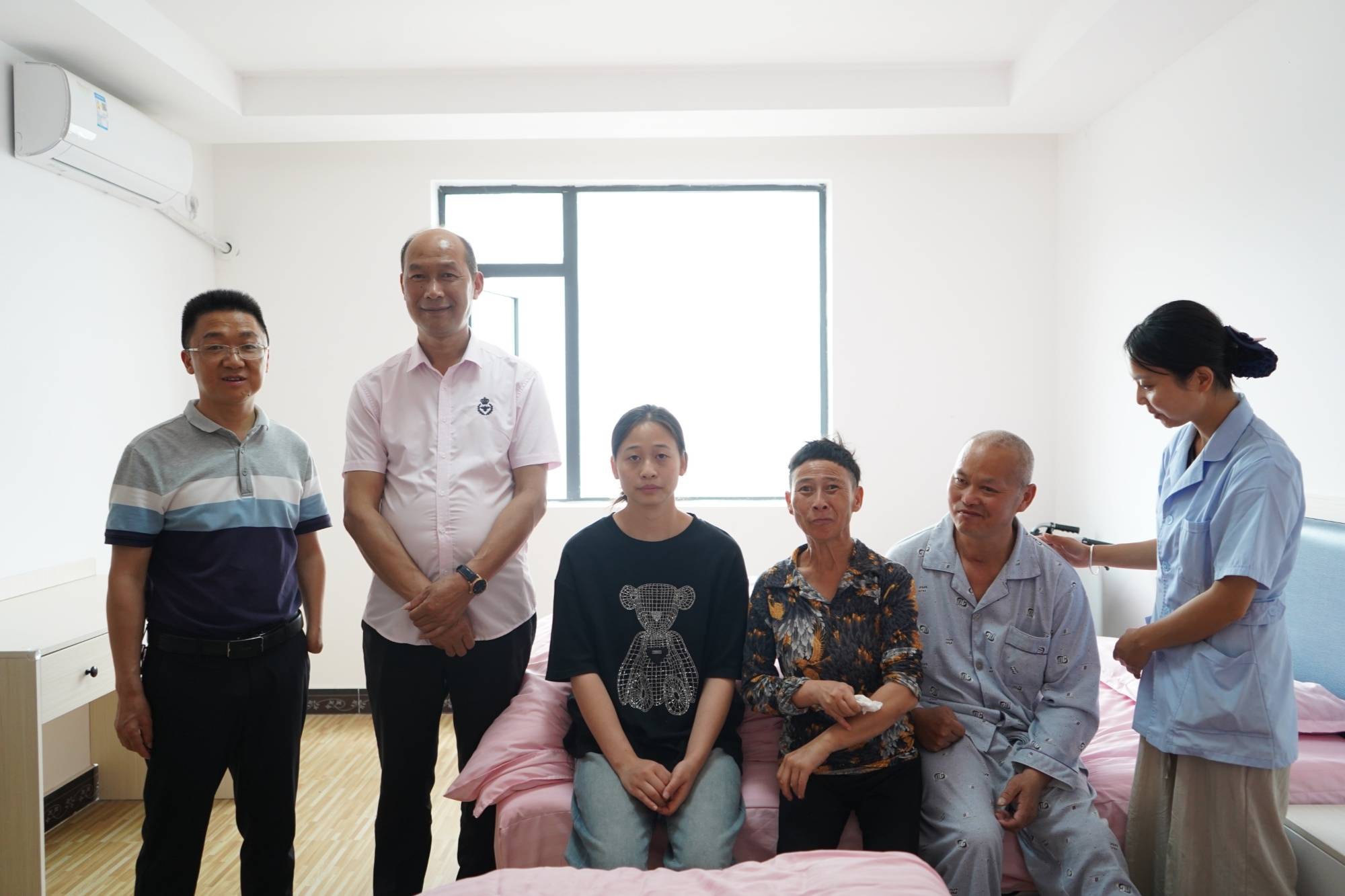 与县残联及养护中心负责人合影(周燕 摄)"感谢从佛山来的何县长,不仅