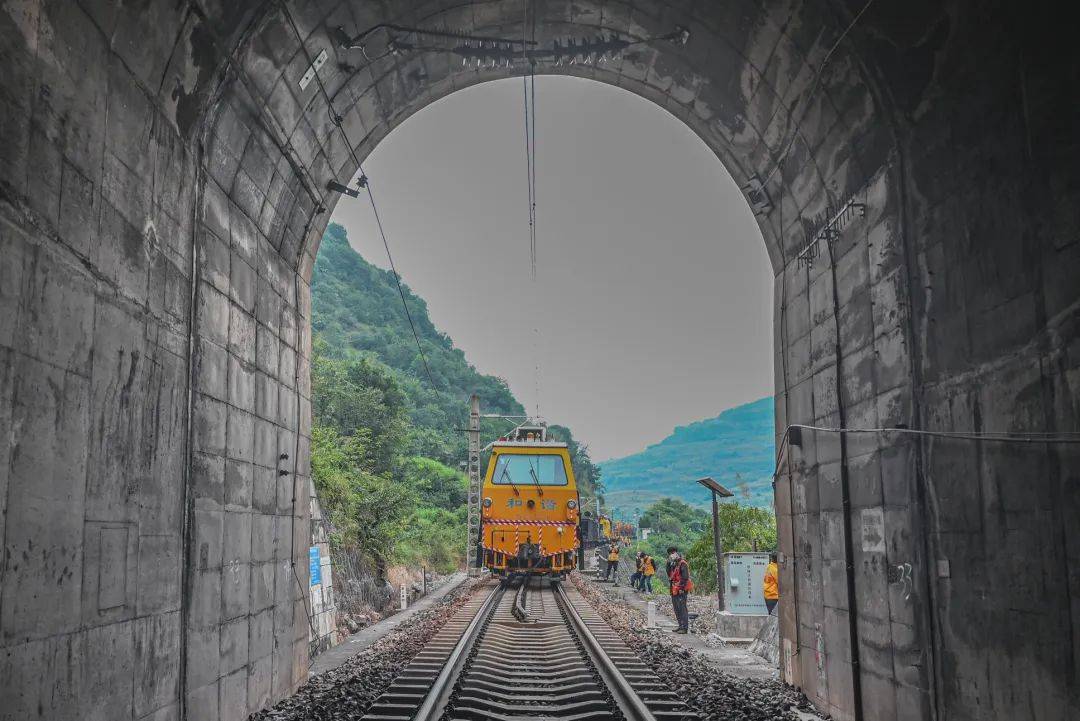 他拿出图纸研究,然后用万用表进行测量,结果发现信号正常."难道