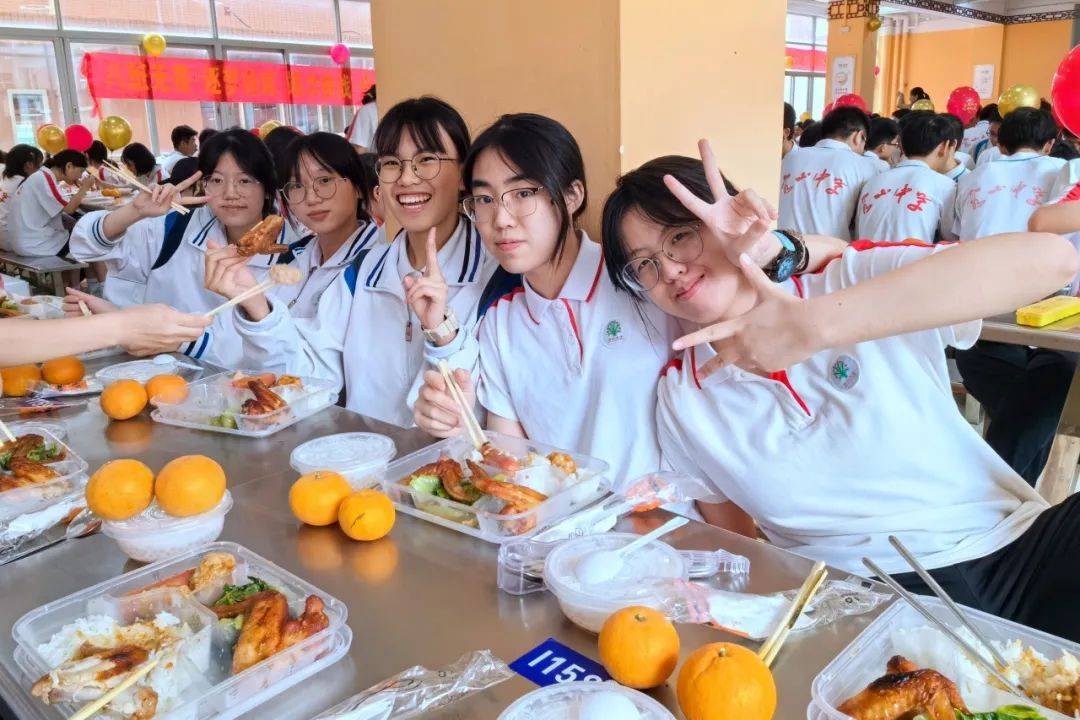 顺德区容山中学食堂为高三学子准备了寓意美好的"高考爱心午餐":鸡翅