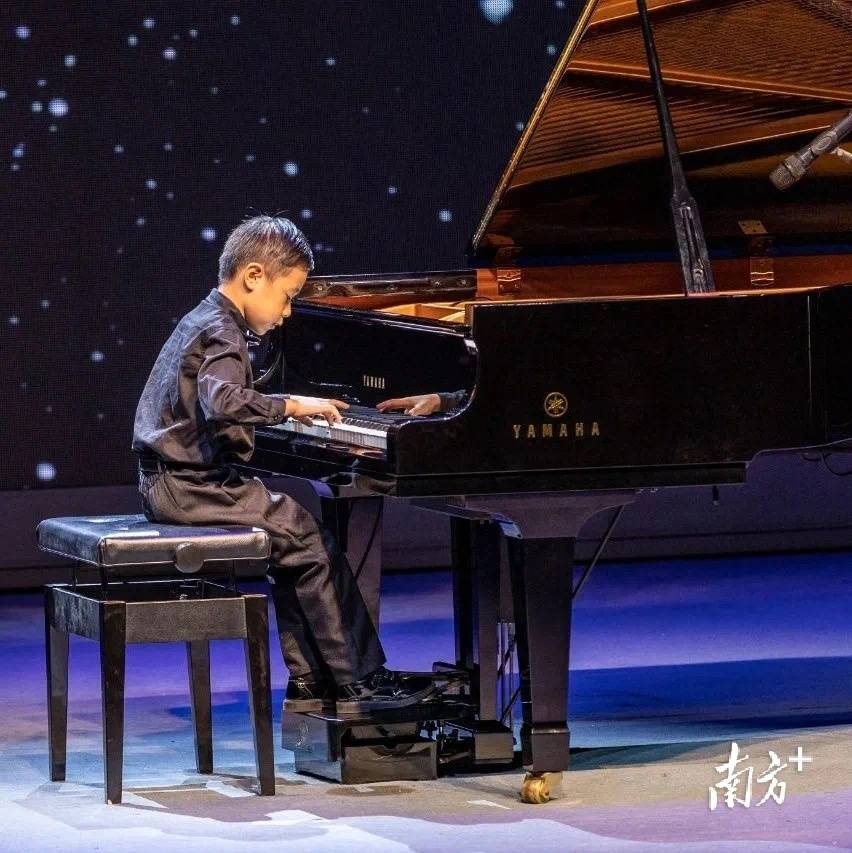 首届"漠阳小钢琴家"公益展演奏响
