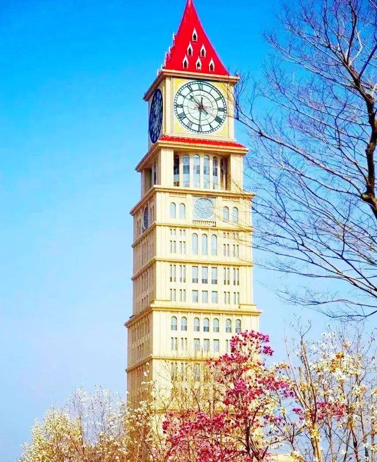 和谐钟塔是一座以观光钟塔为核心,包括城市景观绿地,历史文化陈列区