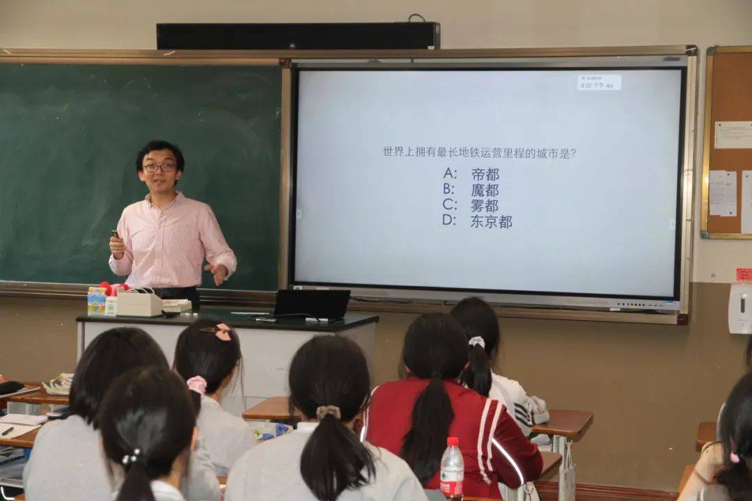 饶老师先以新海诚的著名日漫【秒速5センチメートル】与日本电影【ぼ