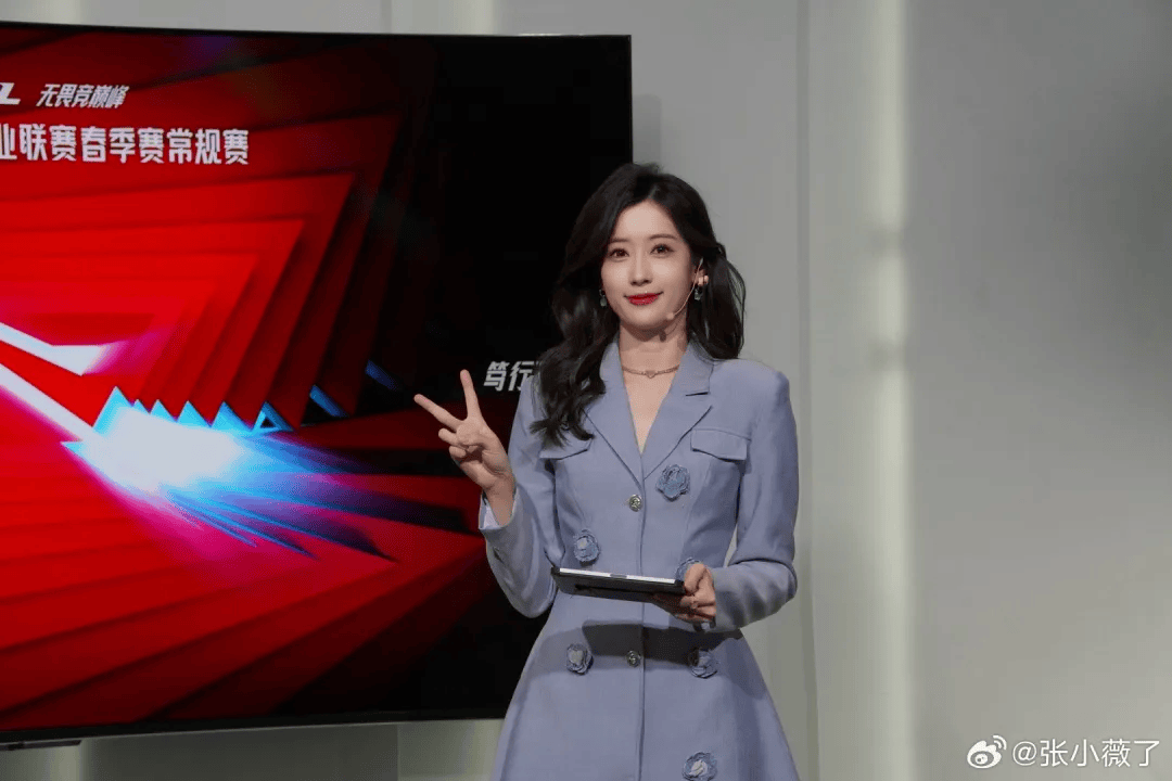 微博:@张小薇了英雄联盟官方主持人hxdm!晚上好!june