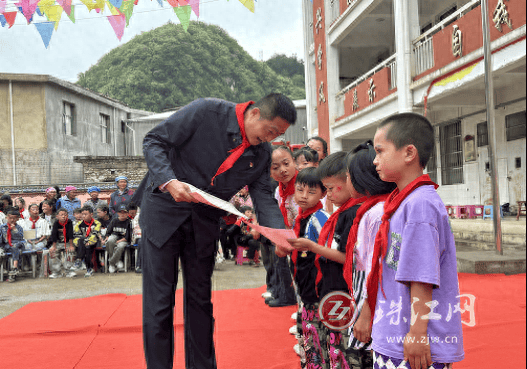 人保健康云南分公司联合罗平县地震局"六一"赴老厂乡土冲村委会开展