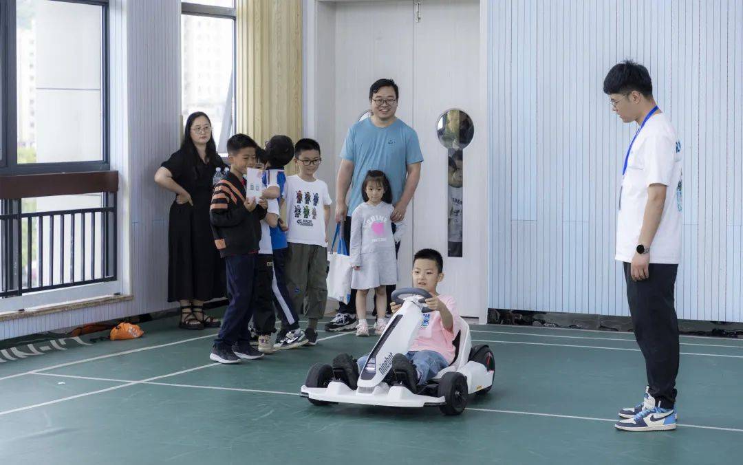 飞镖,攀岩,卡丁车等活动,让孩子们在挑战中锻炼体魄,培养勇气和毅力.