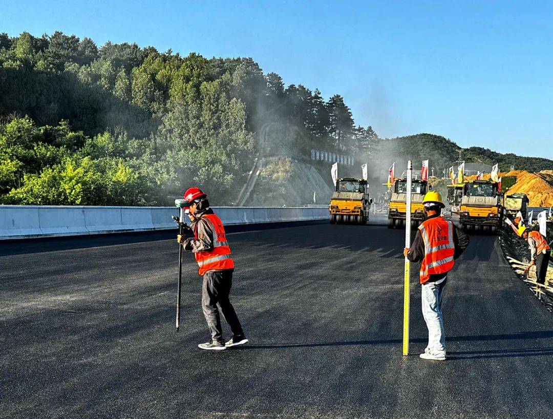 建一条绿色低碳的示范路——探访承平高速河北段建设现场