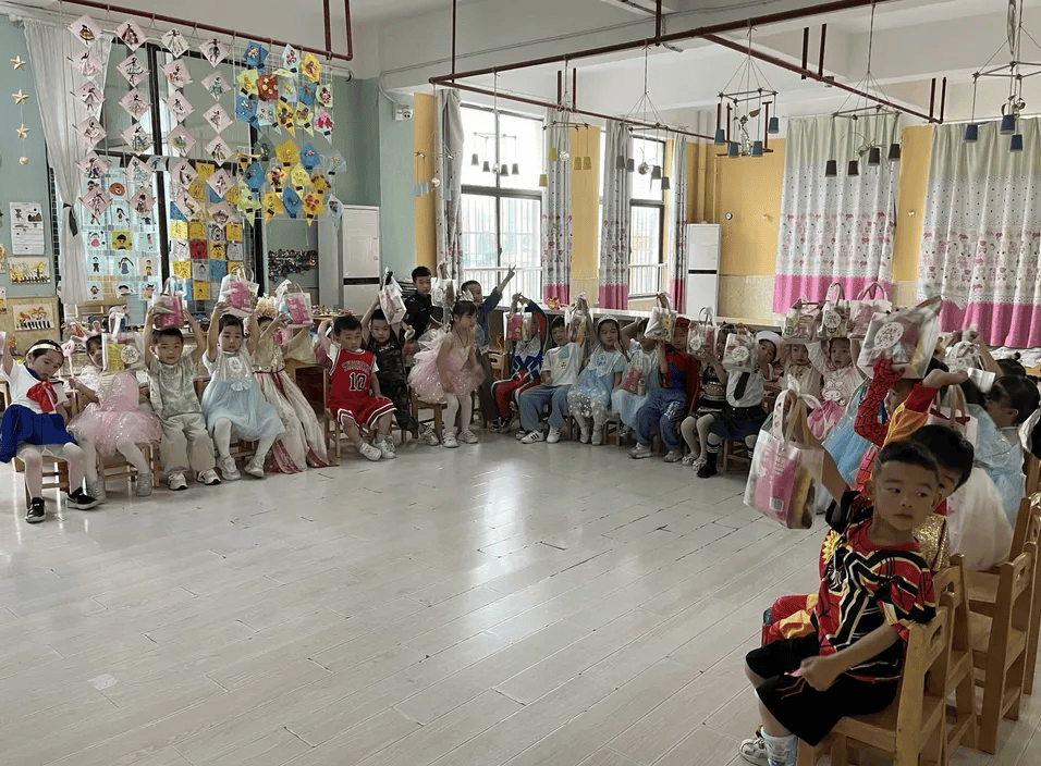 保定新城幼儿园:疯狂"变装秀" 共享"好食光"