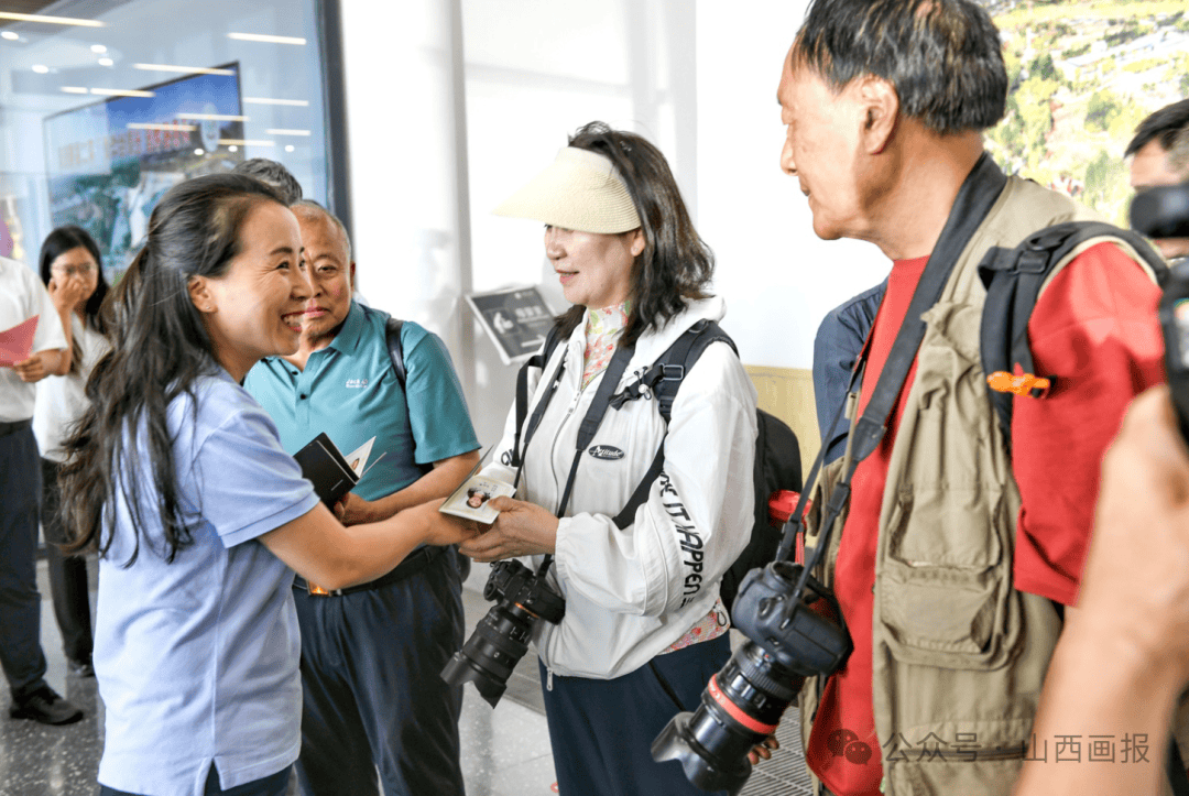 王力 摄▲(左起)靳广斌,汤柏铭,王凤琴,李晋钢,王春雷,田兆云6人成为