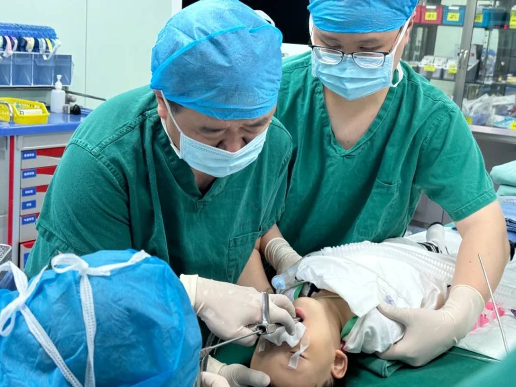 耳鼻咽喉科的手术团队在全麻下为患儿进行硬性食管镜下食管内异物