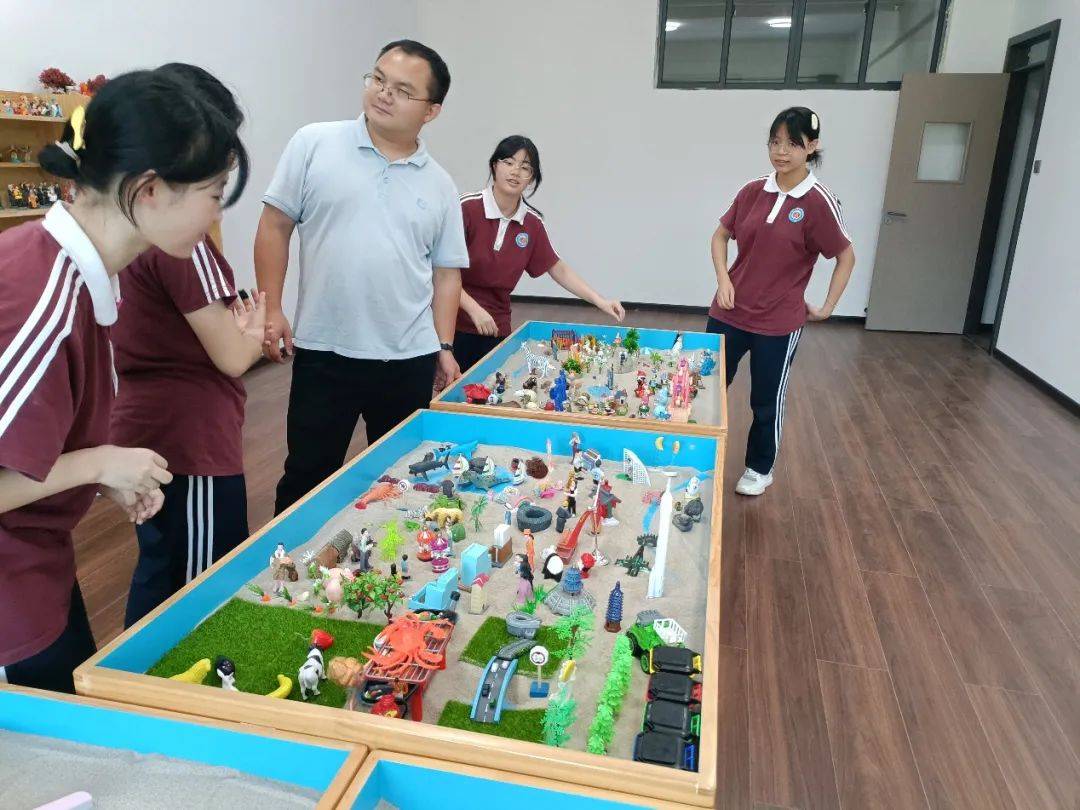 学生们以漫画的艺术形式将自己学习生活中的心理困惑,思考与感悟表达