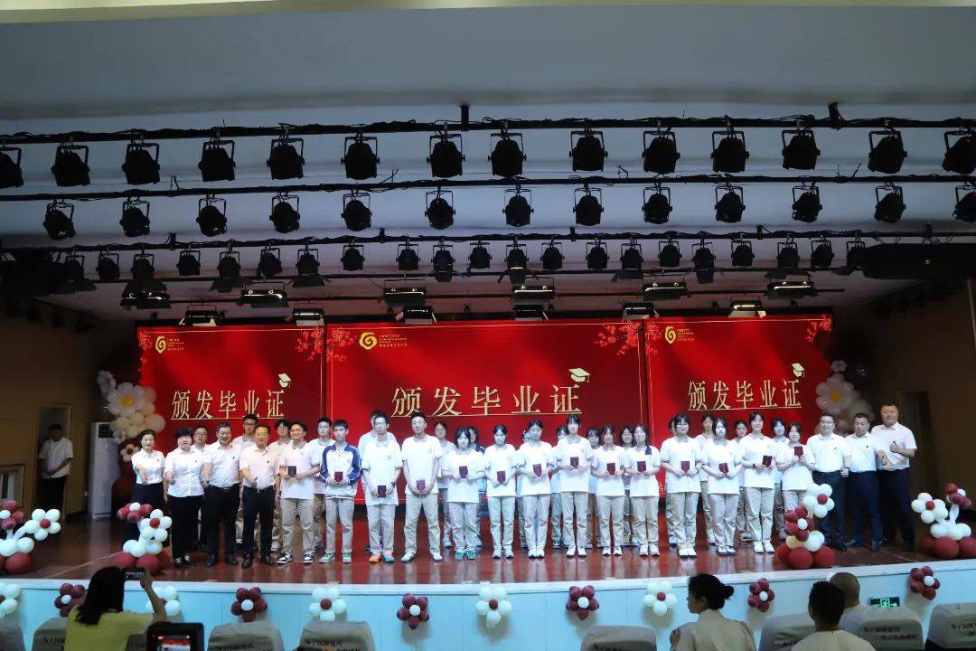 各班同学有序登台,学校领导为同学们一一颁发毕业证书.