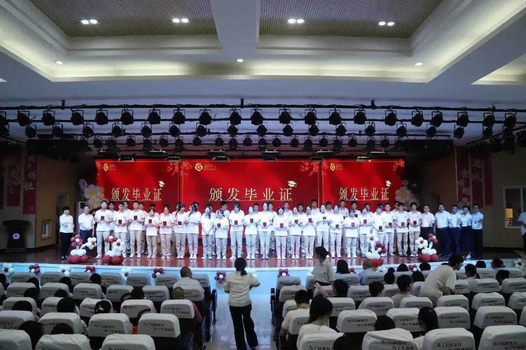 各班同学有序登台,学校领导为同学们一一颁发毕业证书.