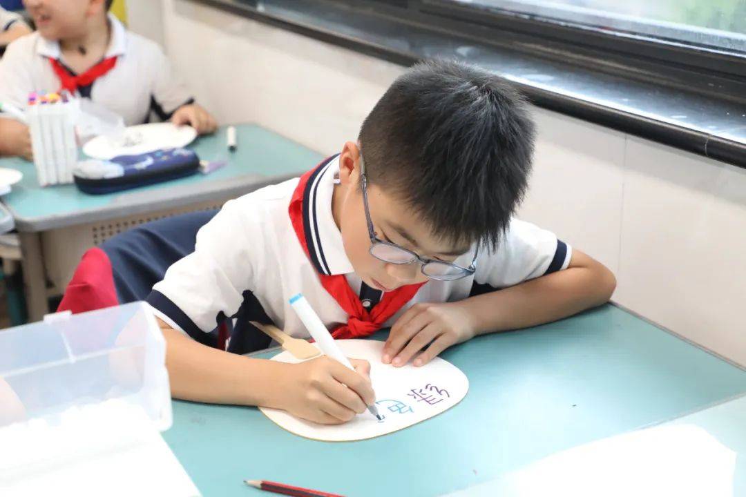 学生们用画笔在纸扇上绘制了他们心中的网络文明世界,展现了真善美