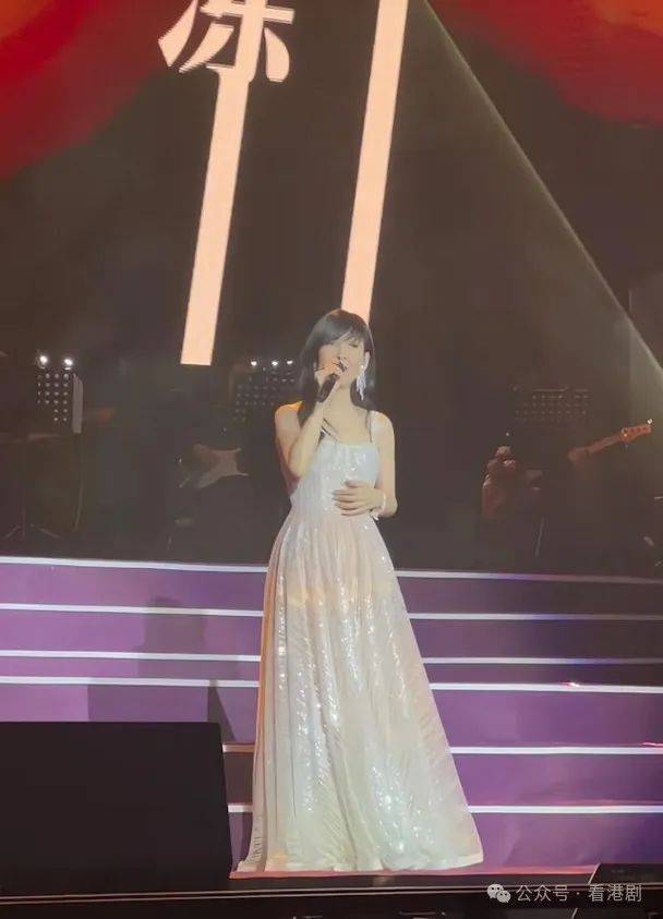 周慧敏佛山登台被质疑唱歌唔够气 恐现声带老化迹象