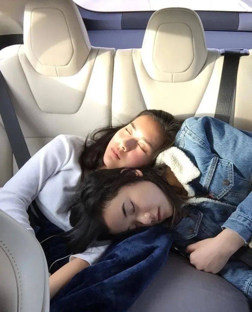 61岁陈冲罕晒全家福!老公西装绅士儒雅,俩女儿裙装貌美如花