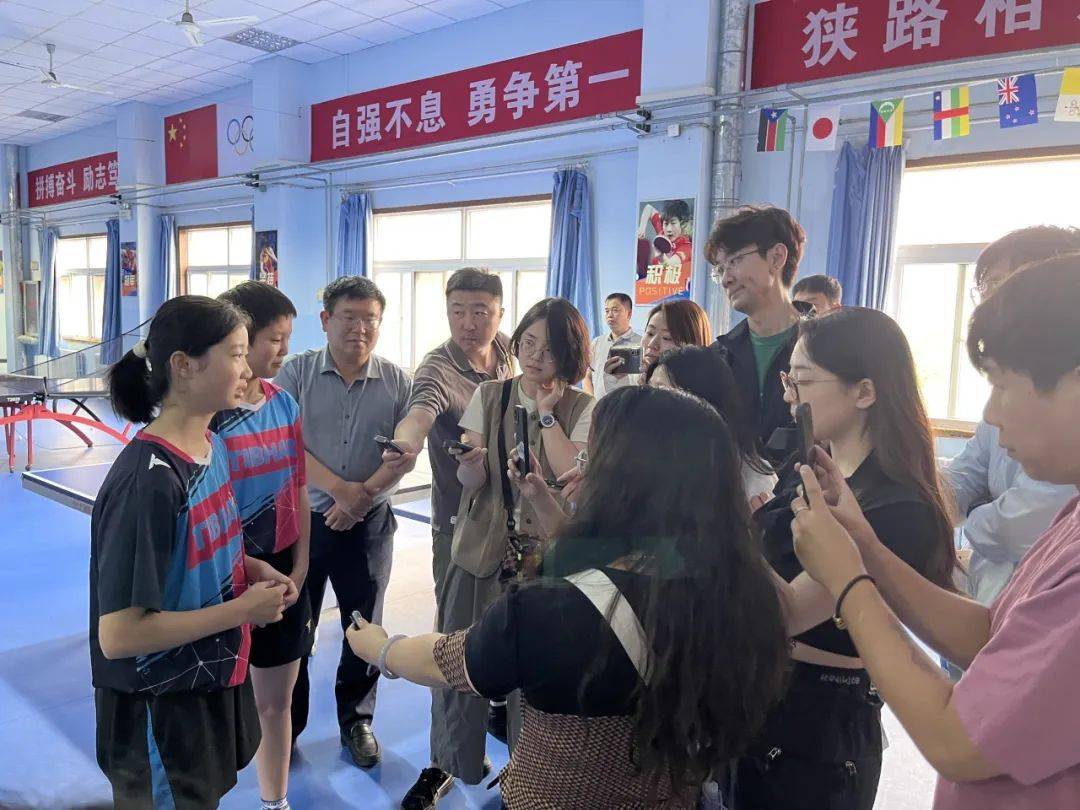 馆,观摩了校乒乓球队训练,对学校乒乓健儿河南省锦标赛单打冠军杨涵希