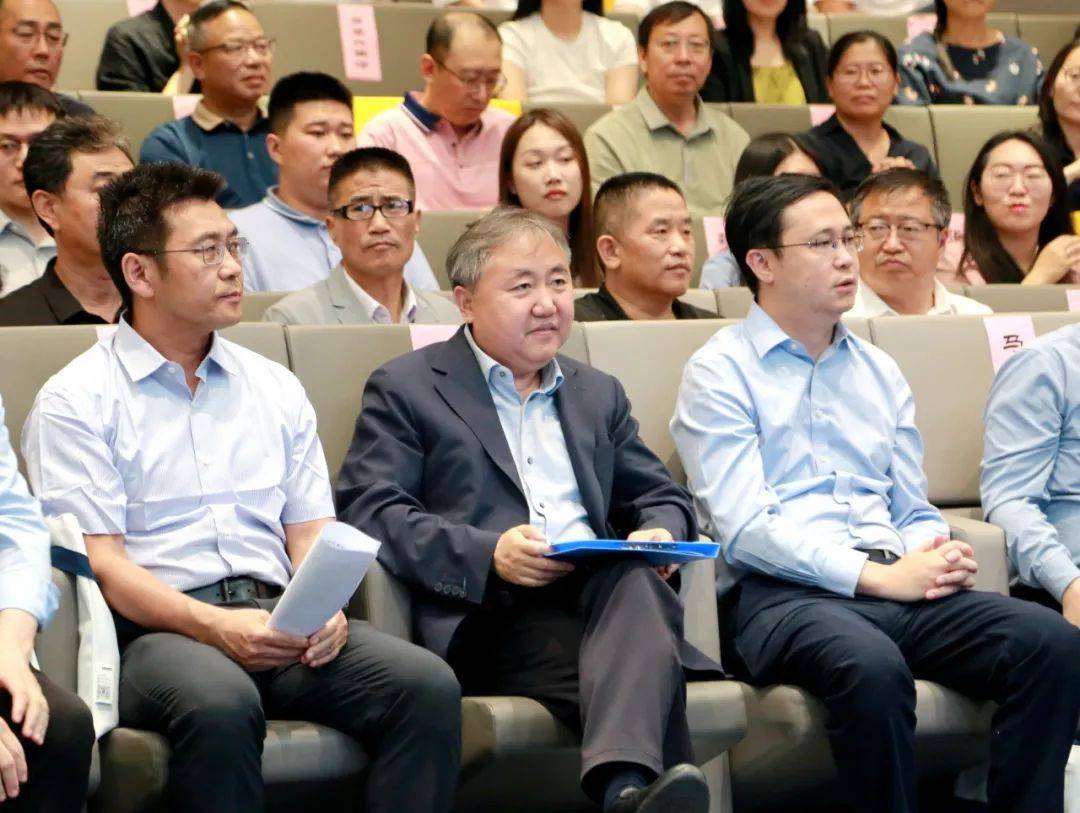 市教委副主任王方,市教委人事处处长宋晓晖,民办教育处处长马驰知