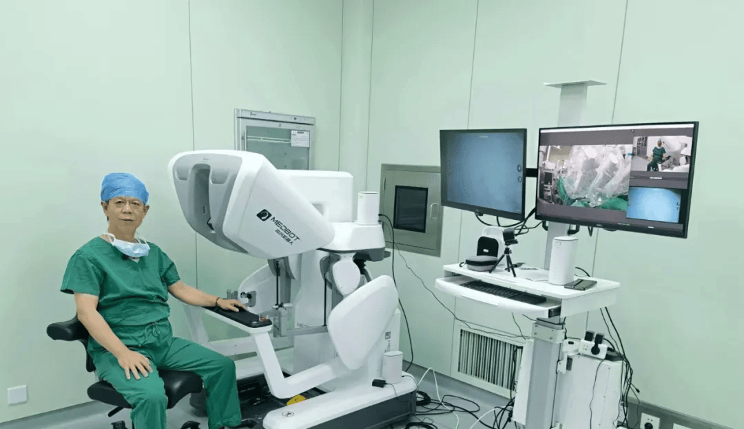 甘肃省人民医院周逢海主任团队圆满完成机器人泌尿5g远程手术注册临床