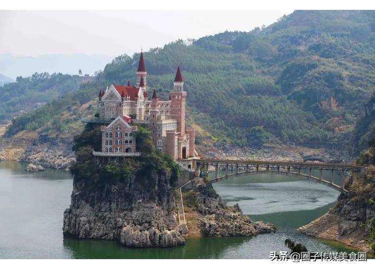 万峰湖发现一处欧式城堡,彷佛来到中世纪的欧洲,玩嗨了
