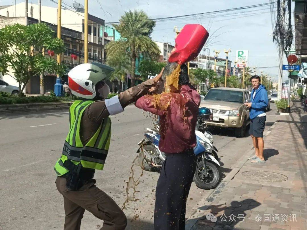 遭骗求助无果,泰国71岁知名律师在银行门口朝自己泼粪,自残!