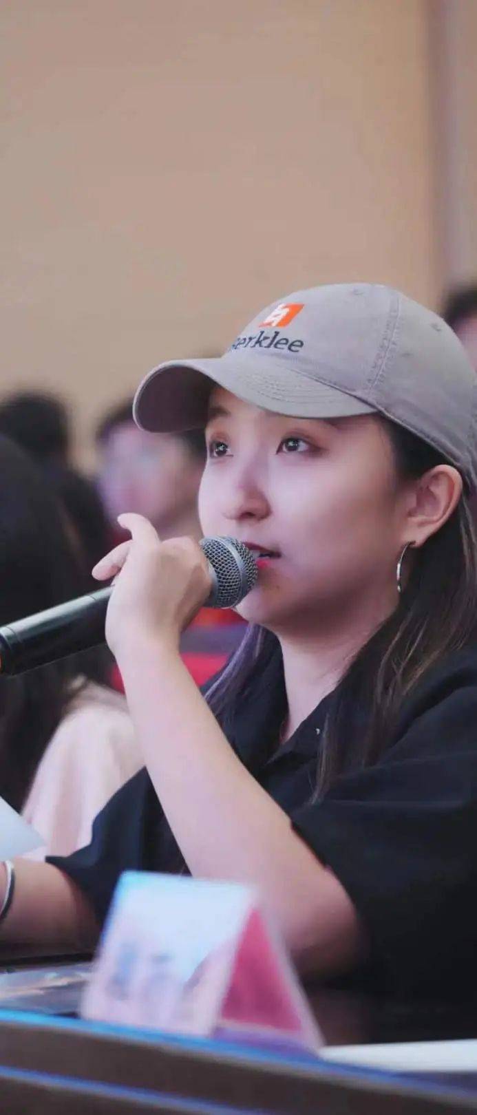 雒雨佳潘超作为评委嘉宾出席本次活动的有:流行唱作人,北京化工大学