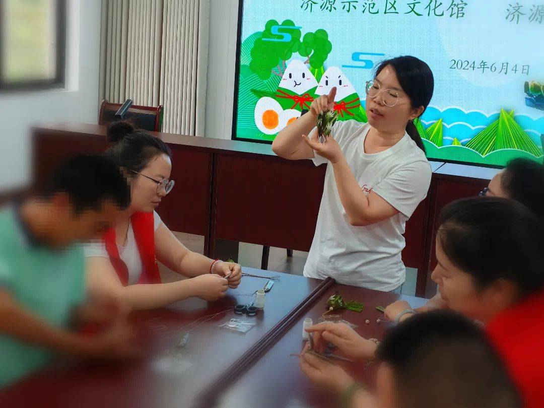 示范区文化馆组织社会化分馆的文化志愿者走进济源市特殊教育学校