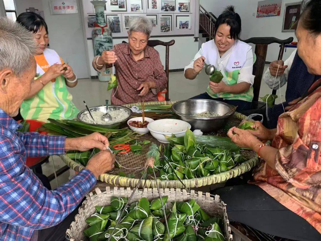 泾口乡"粽叶里不要放太满的糯米,这样煮熟后粽子就不会爆裂了.