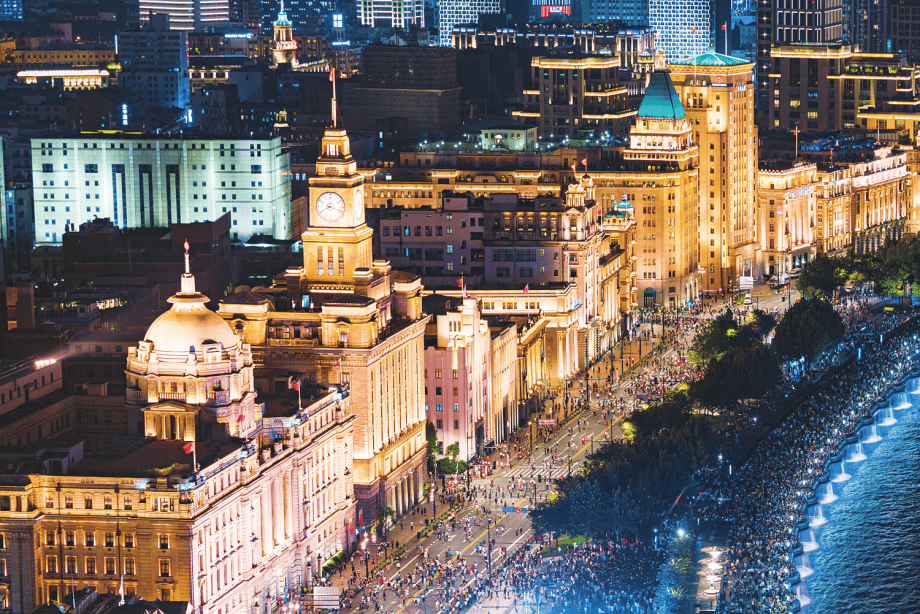 两旁鳞次栉比的各式小店中不时飘出咖啡香味,路鹄吹揭旃街头