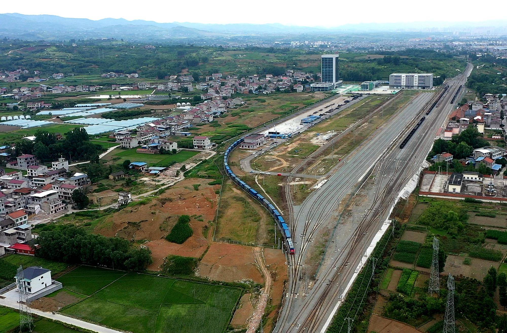 陕西安康首趟中欧班列商用车出口专列开行