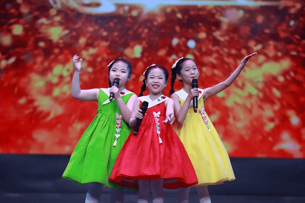 音乐培训中心的陈一霖演唱《红太阳照边疆》第十七幼儿园的林荷颖演唱