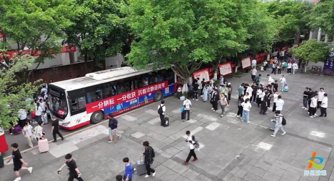 此次丰乐中学的650名考生将乘坐送考专车,前往开州中学考点食宿区休整