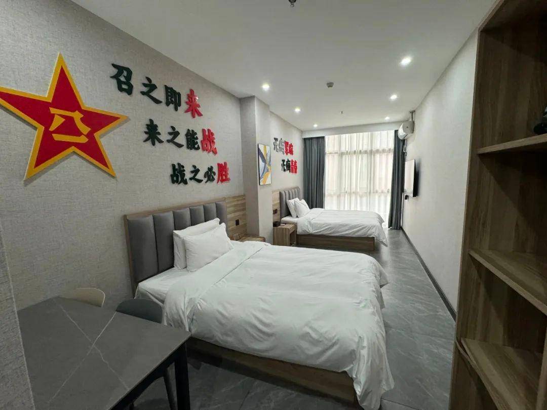 上午9点,记者走进上海鸿聪商务酒店"双拥"主题客房看到,房内军旅元