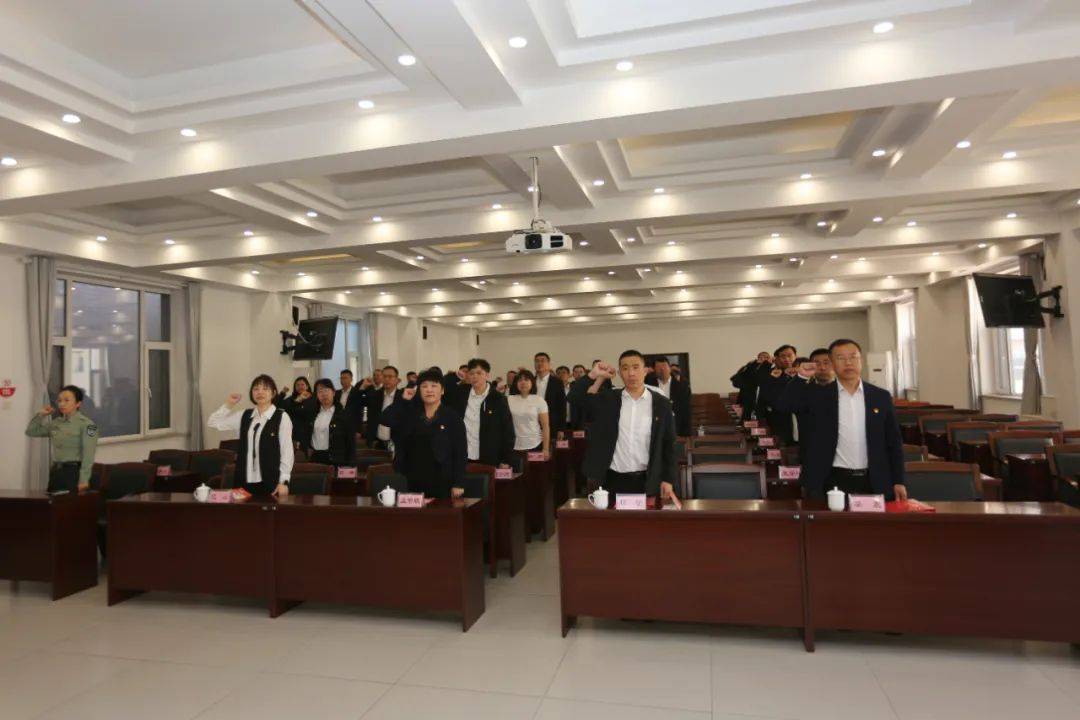 在党校举行的授旗仪式上,参会领导和学员集体宣誓精神传颂 铭记于心在