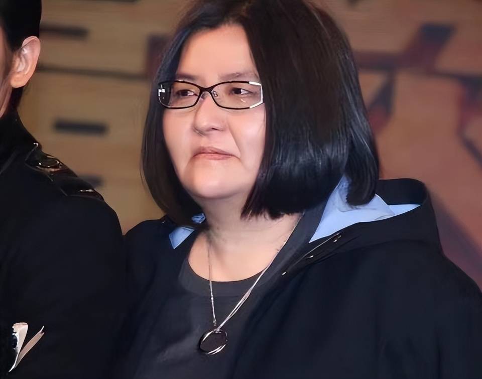 大姐大邱黎宽母亲去世,王力宏黑人等现身悼念,王菲钟楚红等送花