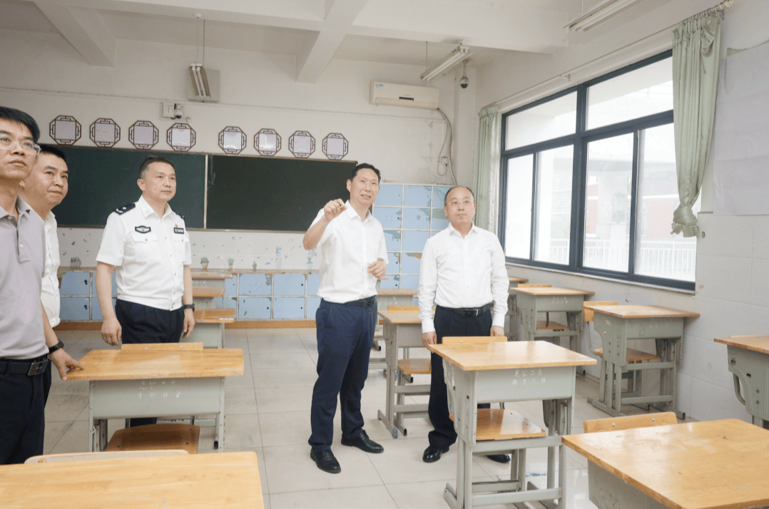 在光谷二高,鲁宇清走进安检通道,考场,监控室等处