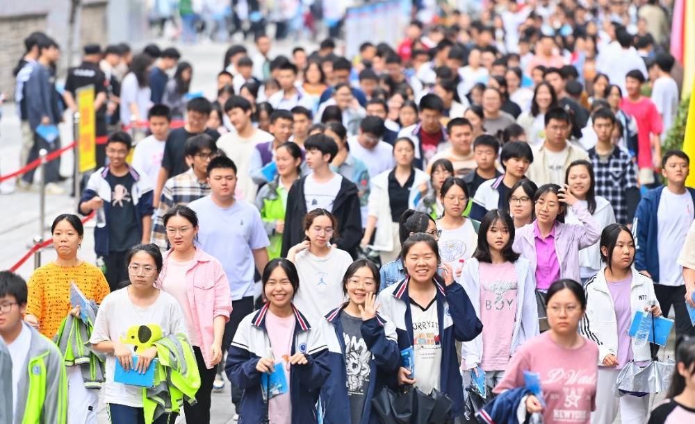 6月7日高考首日,重庆市第十一中学校考点,语文考试结束后考生们轻松