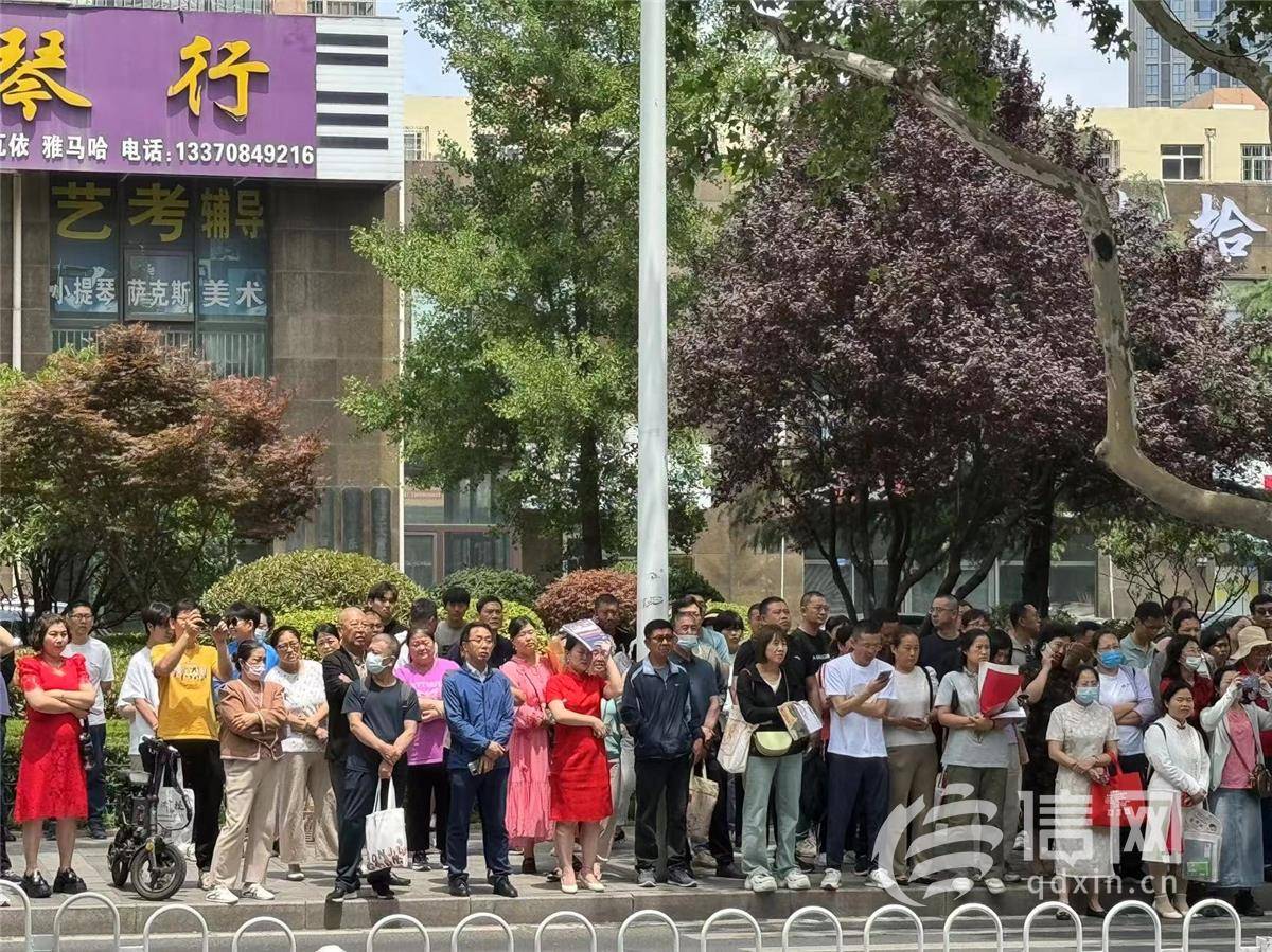 直击高考：首场语文考试结束 接考家长带来热腾腾的饭_考场_孩子_向日葵
