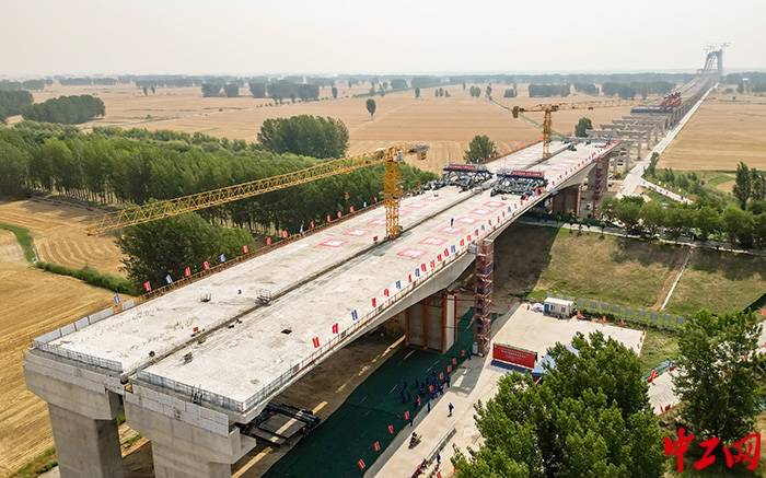 兰原高速西跨大堤桥成功合龙