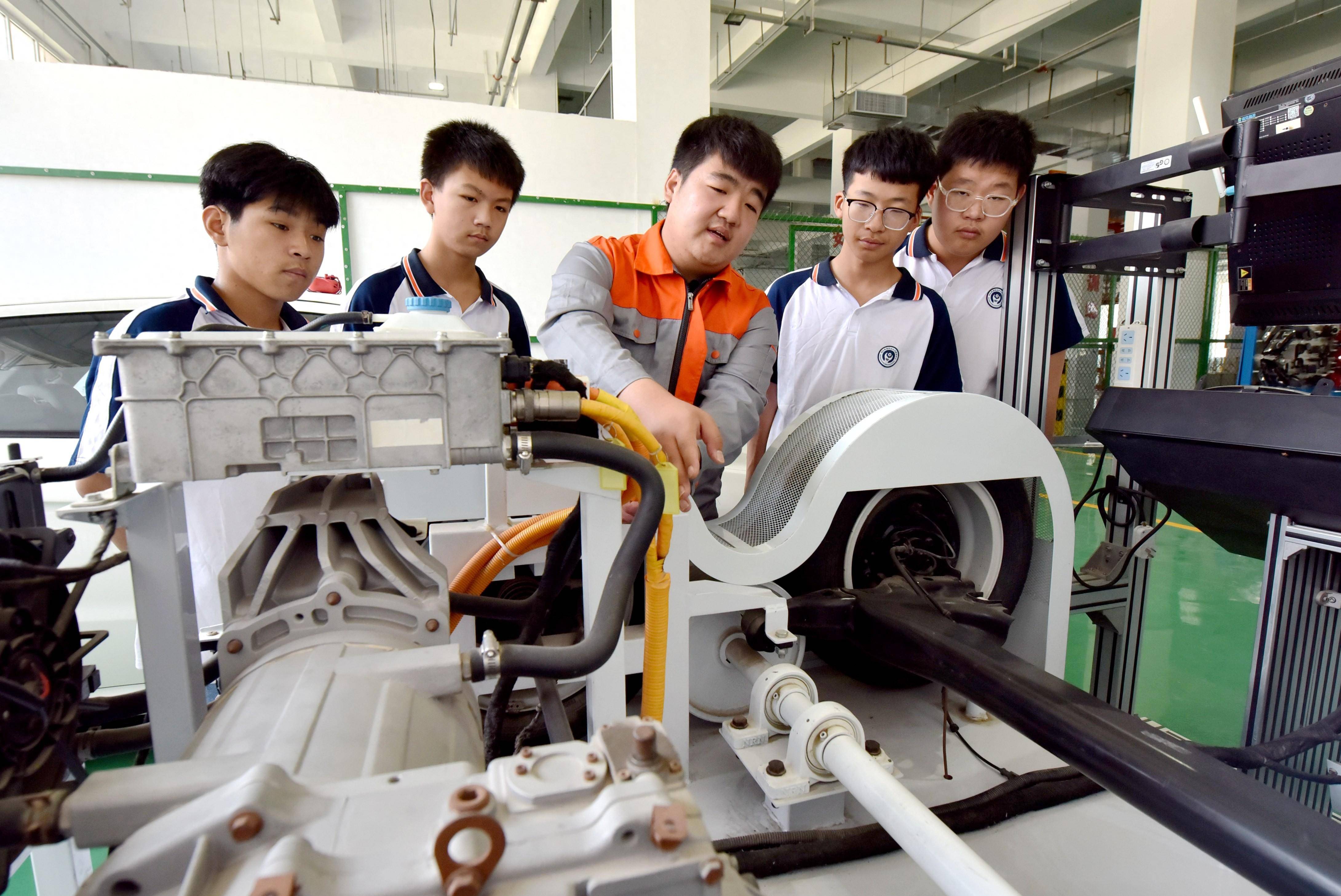 6月7日,威县职业技术教育中心教师为学生讲解电动汽车电机结构