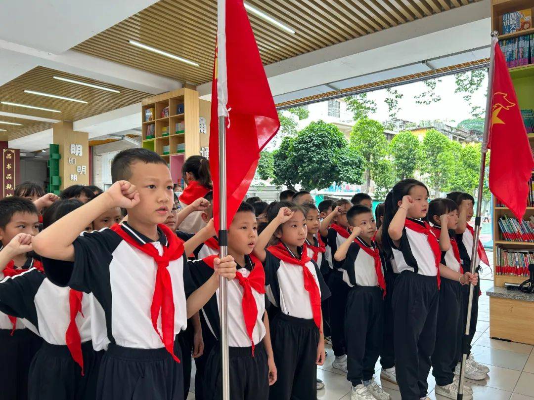 争当新时代好少年"——鉴海小学2024年一年级分批入队仪式_队旗_少先