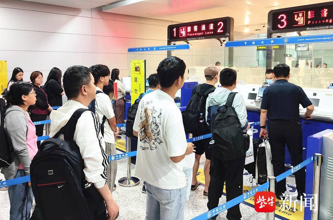   端午小长假临近扬州，入境旅游日渐火热。今年空港口岸边迎来了五个入境的外国旅游团。