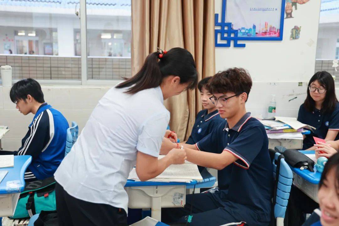 南海区九江中学韩亮贤老师与下北社区志愿者们种了一片向日葵,在高考