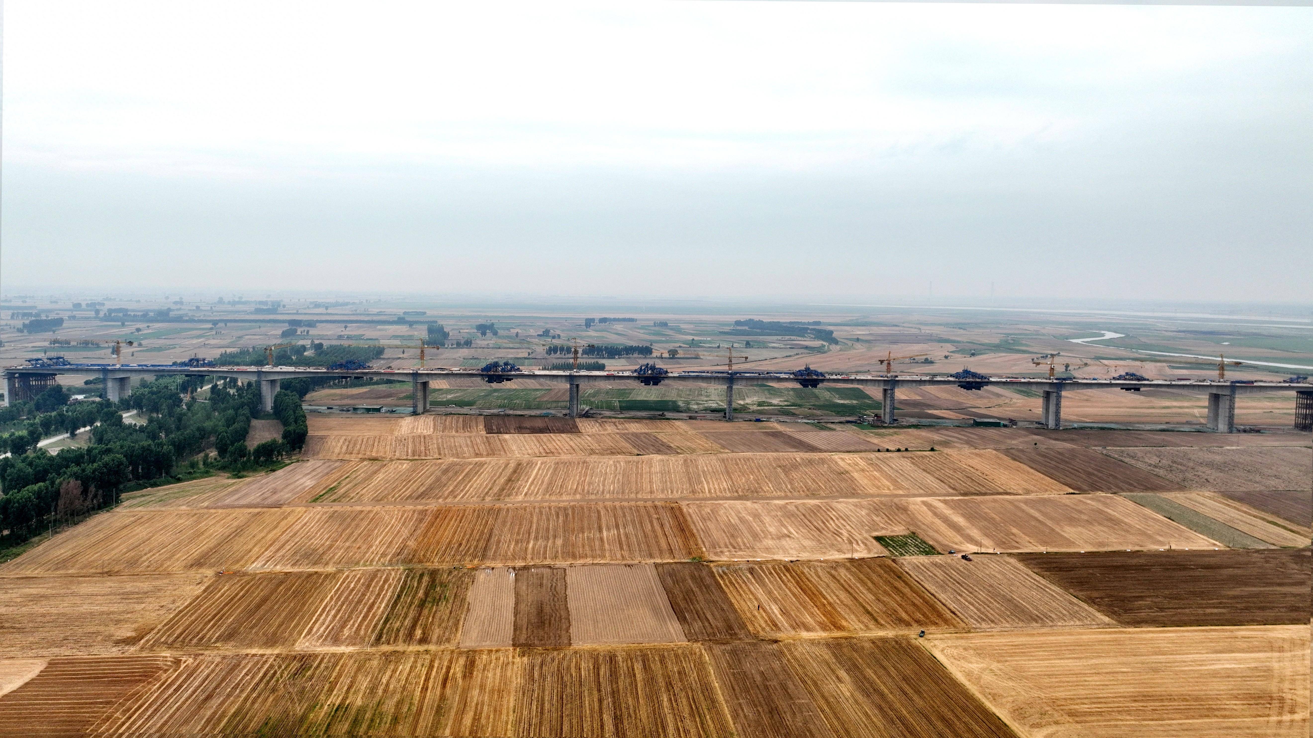 据了解,g230封丘至开封黄河大桥及连接线工程主桥共三联,长3000米