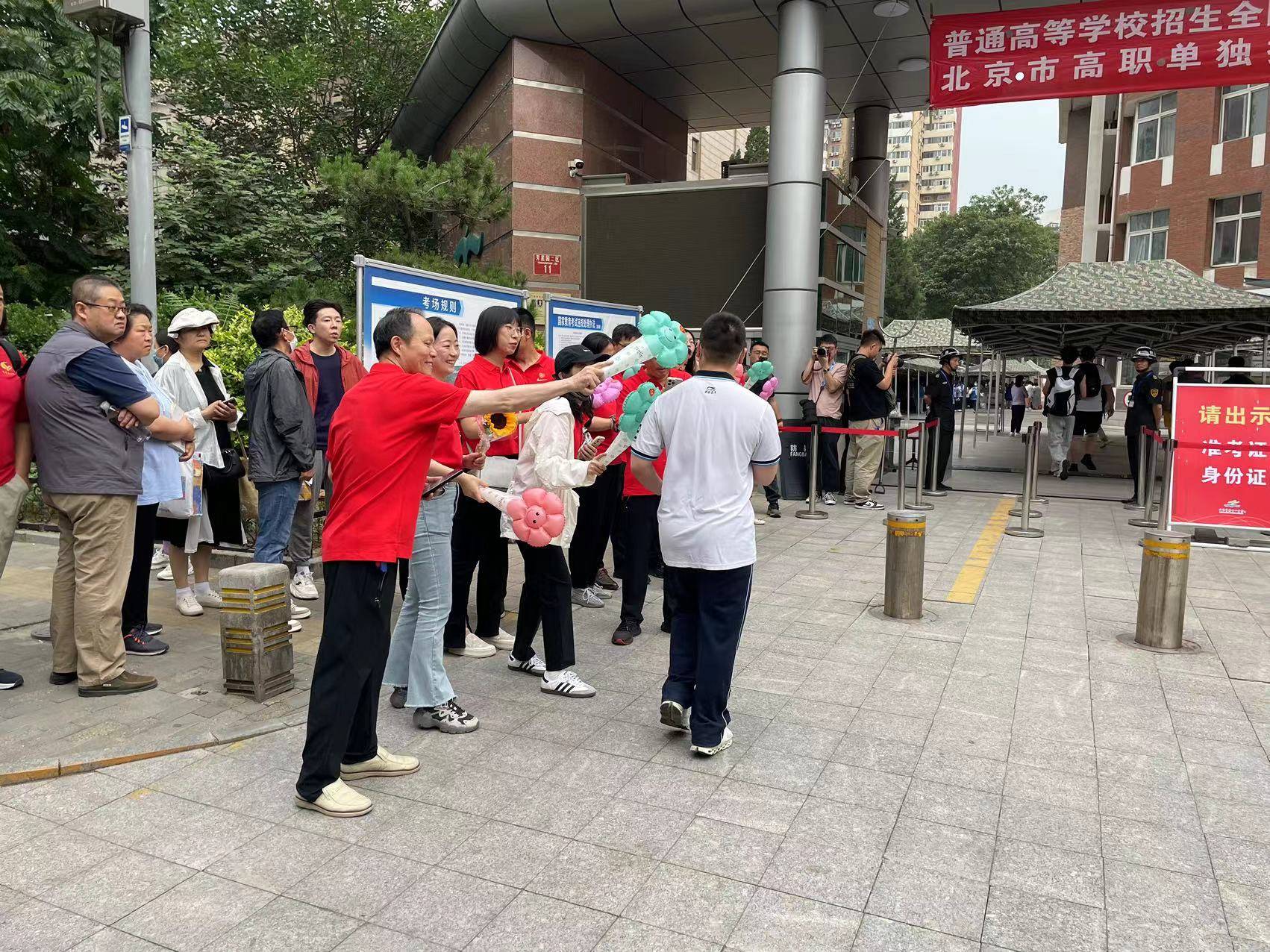 志愿者为家长送雨衣 高考北京十八中考点 教师送考仪式感拉满