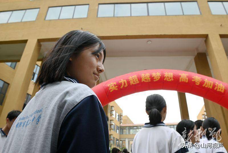图为6月7日,在邯郸市第二中学考点,考生正在有序进入考场.