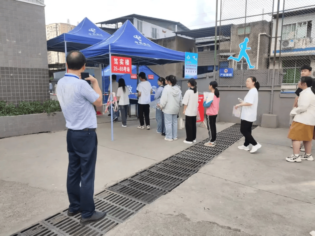 平昌中学考点恩阳中学考点……考生已陆续抵达考场早上8时左右巴中绵