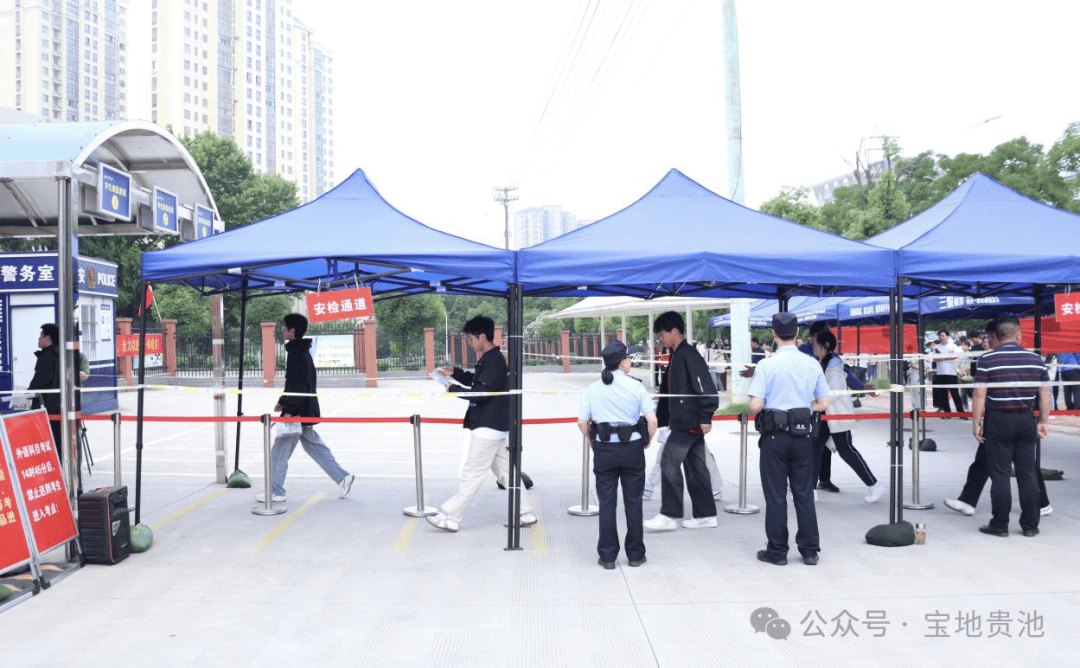 笔下生花再看一眼不少考生抓住最后时间考点警戒线外池州市第六中学