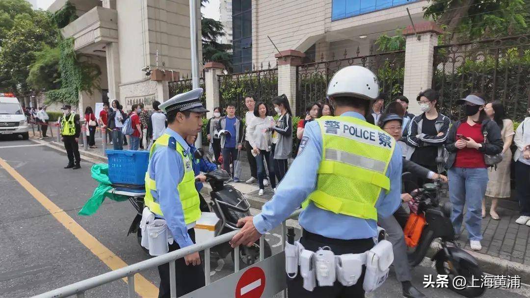 清晨7点半,大境中学门口已是一片繁忙景象.