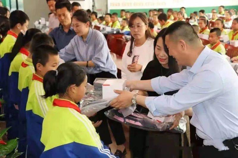 8静宁县总工会开展"六一"慰问活动6月1日,静宁县总工会为深沟乡小户村