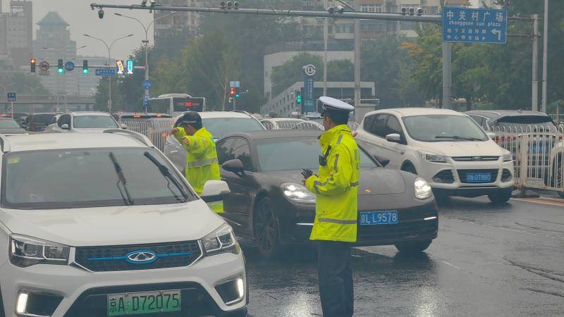 北京交管部门共接到高考考生及家长求助11起 截至上午9点半 均已解决